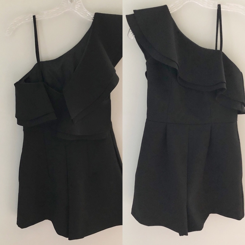 ❌SOLD❌ EUC Topshop One Shoulder Ruffle Detail Romper - Picture 4 of 8